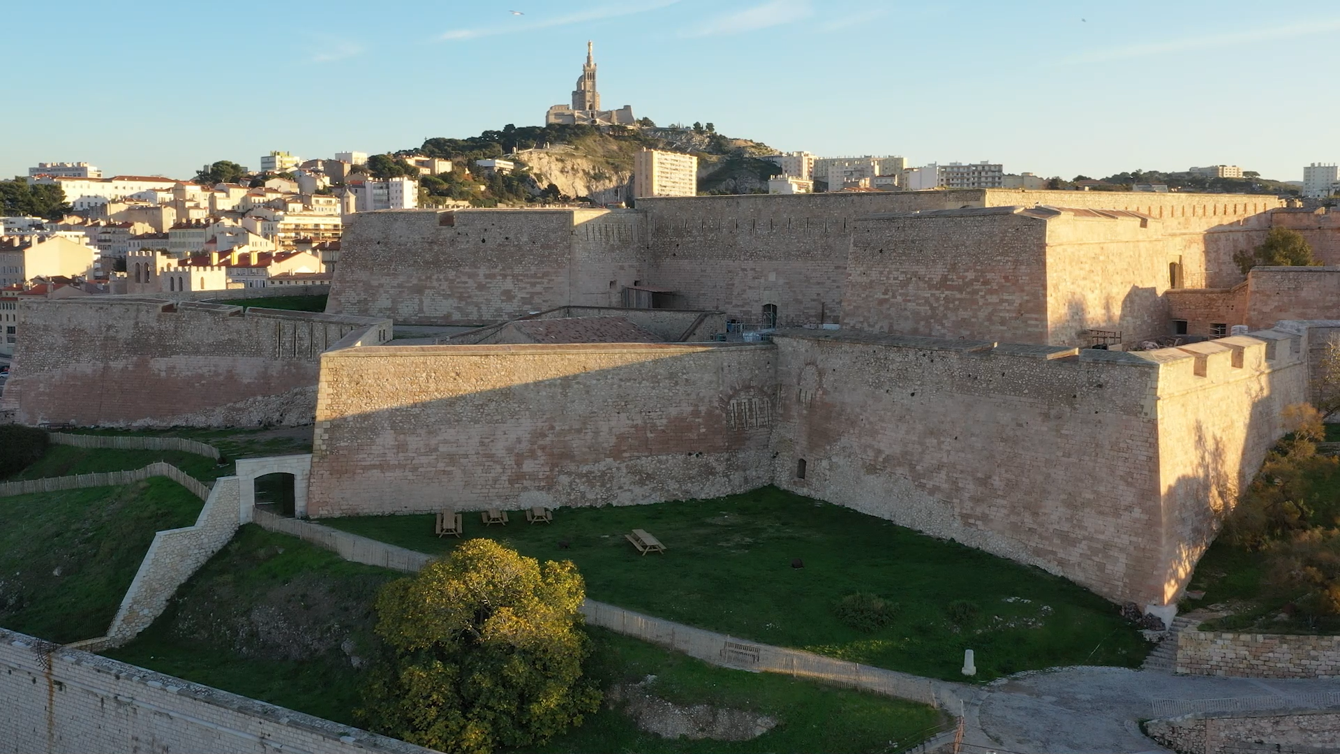 Photo des jardins de la Citadelle de Marseille et de la basilique Notre-Dame de la Garde