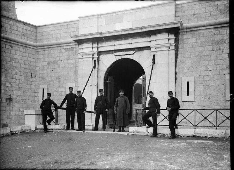 Image historique de soldats devant le fort Saint-Nicolas