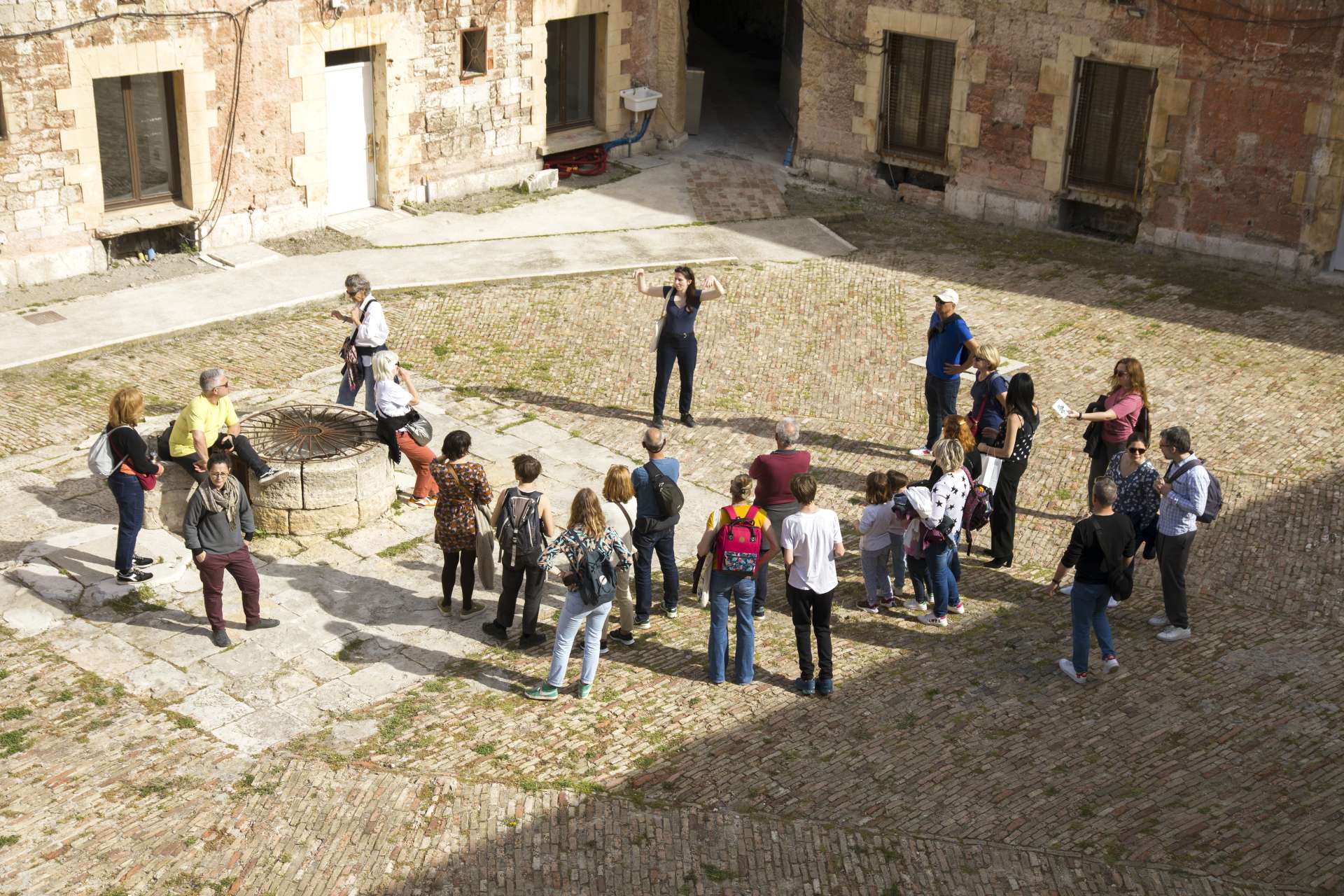 Groupe de personnes dans la Citadelle de Marseille