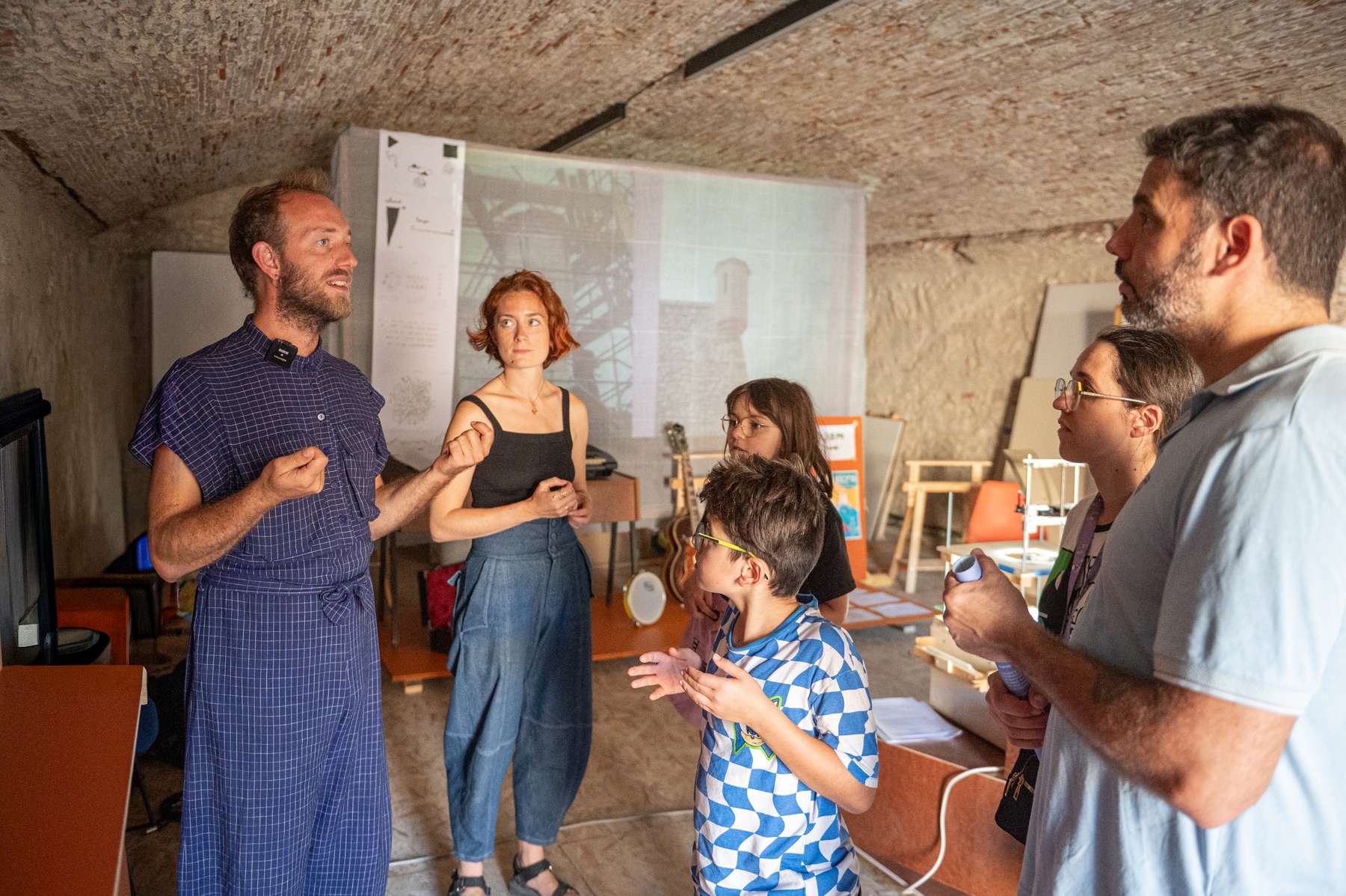 Artistes qui parlent à une famille dans une salle